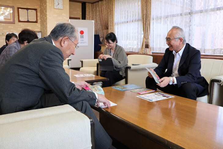 絵本の説明を聞く市長