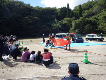 小学校校庭での訓練