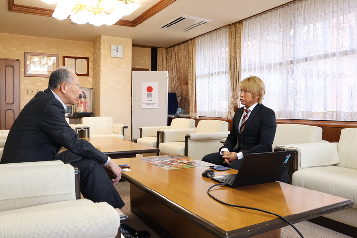 市長と歓談する日高さん