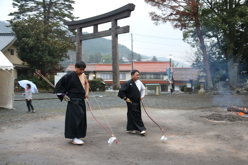 所作を確かめる射手