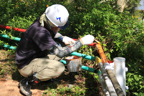 ペンキを塗りなおす組合員